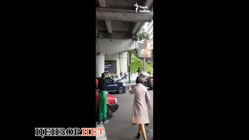 Минские милиционеры избивают задержанного и угрожают ему пистолетом