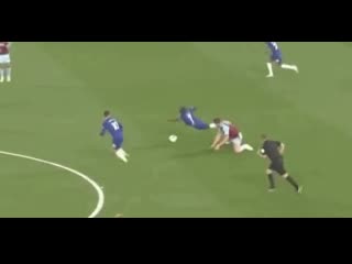 Tarkowski kicks out at kanté, no card