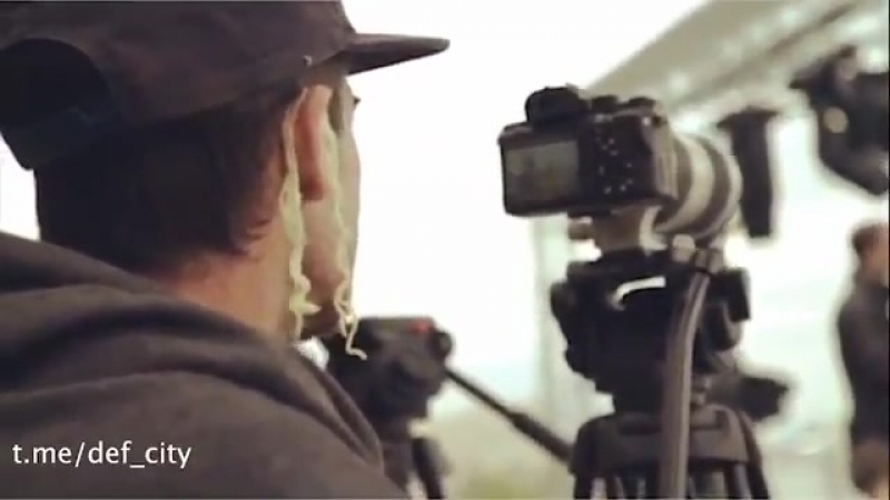 Оператор с лапшой на ушах снимает интервью собянина