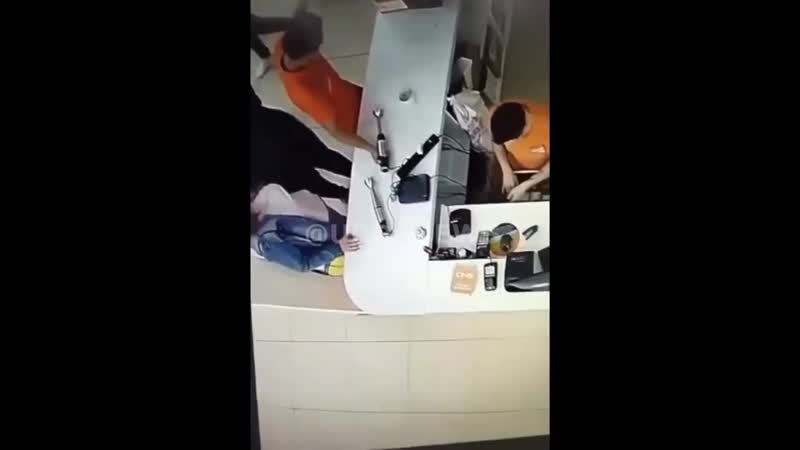 Блендер porn video – Засунул палец в блендер