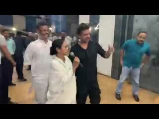 If in #kolkata, how can @iamsrk give his didi a miss! visits state secretariat n