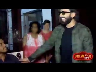 Updates | ranveer singh poses in front of a recording studio in bandra,the way he is letting them take selfies! #sokind