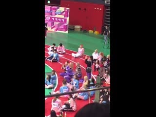 Lia, ryujin, chaeryeong and yuna copying yejis pitch hahahahah so cuteee itzy × isac ; [12/8/19]