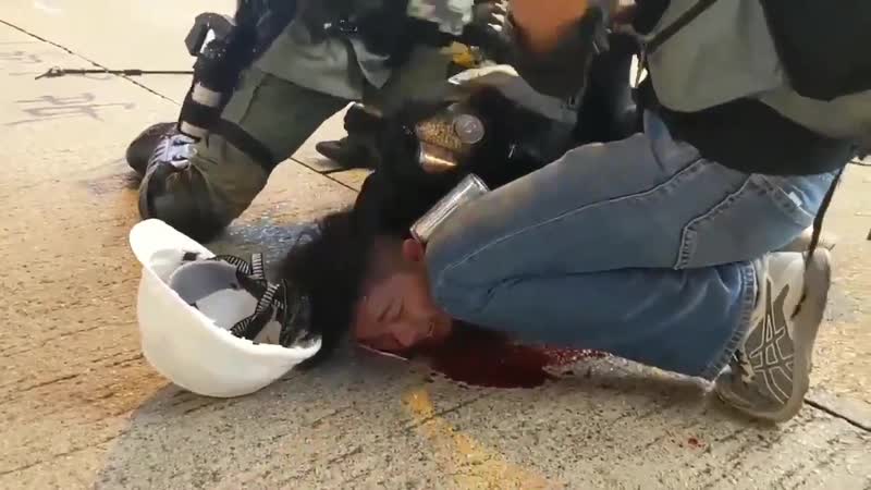 Полицейские арестовывают протестующего на улицах гокнконга