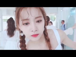 Momo whatcha doing? (also momo writes a caption saying “wah, prettyㅋㅋ”) tzuyu yes? momo what are you doing? tzuyu i’m just