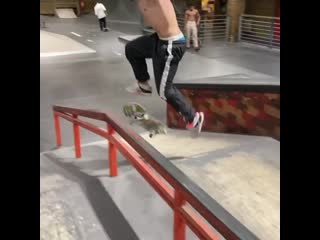 Aurelien giraud / 360 flip feeble grind bs 180 out