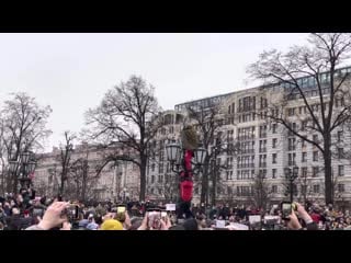 Парня скинули с фонаря на митинге