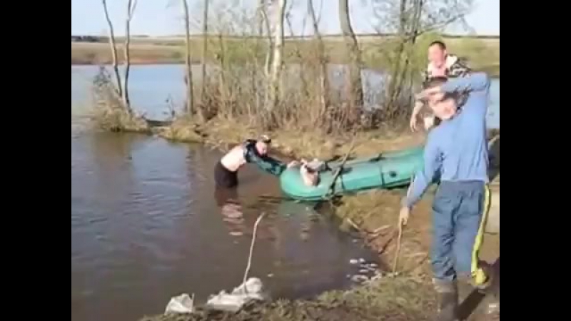 Видео «пьяные на рыбалке алкаши рыбаки видео приколы»