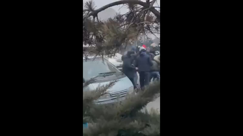 Раздача оружия участникам беспорядков