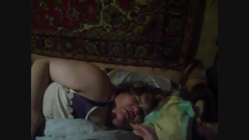 Ну нахуя ты ебнутая что ли (хорошее настроение, юмор, смешное видео, домашнее, проснулся, не дают спать, пытка, кровать спальня)