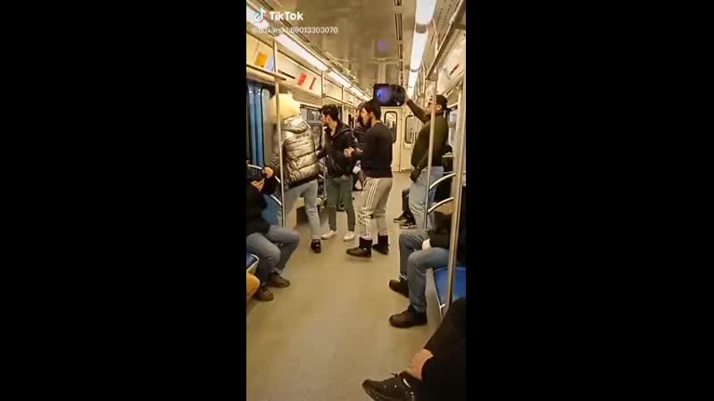 Маги флексят