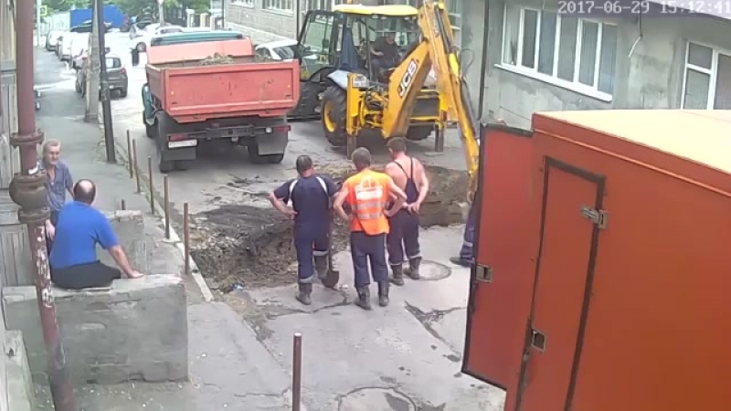 Работники водоканала разрубили силовой кабель (с 0 38) (vhs video)