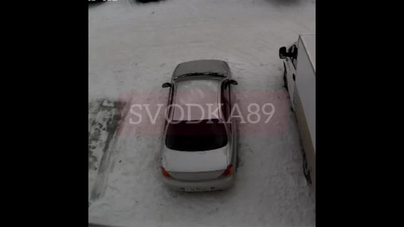 В ямало ненецком автономном округе мужик изрядно набухавшись, выпал из окна 6 этажа, приземлился на машину и умудрился выжить