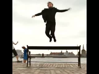 Миккельсен танцует