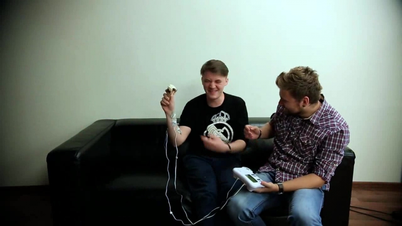 Парни пробуют миостимулятор