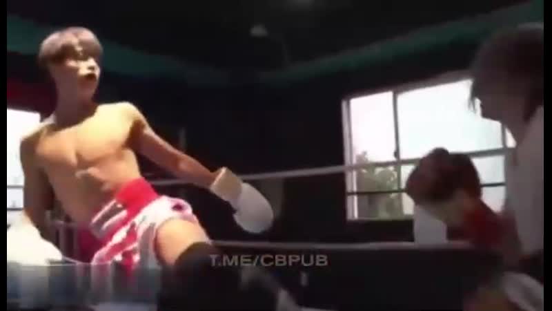 Ебанутая фемка решила отпиздить пацана но она обосралась