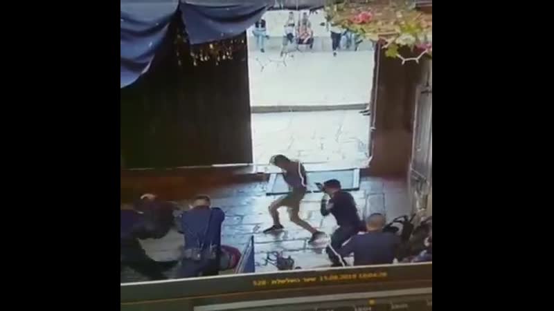 Нападение арабских молодые на израильских полицейских в иерусалиме