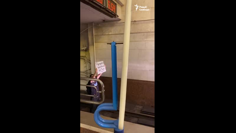 Парень заблокировал движение поездов в метро