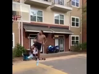 Данк с переводом мяча за спиной