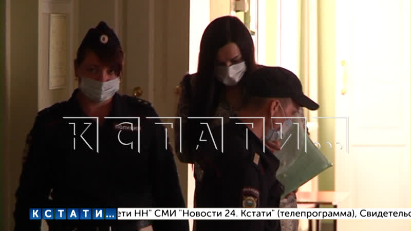 Нападение на журналистов и признание в любви новое "представление" от обвиняемой в мошенничестве главы отделения банка