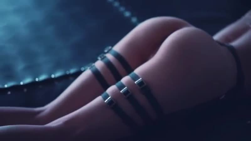 Красивая девушка показывает гартеры из натуральной кожи