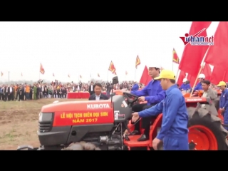 Vietnam's president tran dai quang drives a tractor