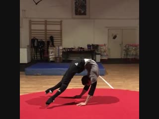 Strength of body парень демонстрирует невероятную гибкость