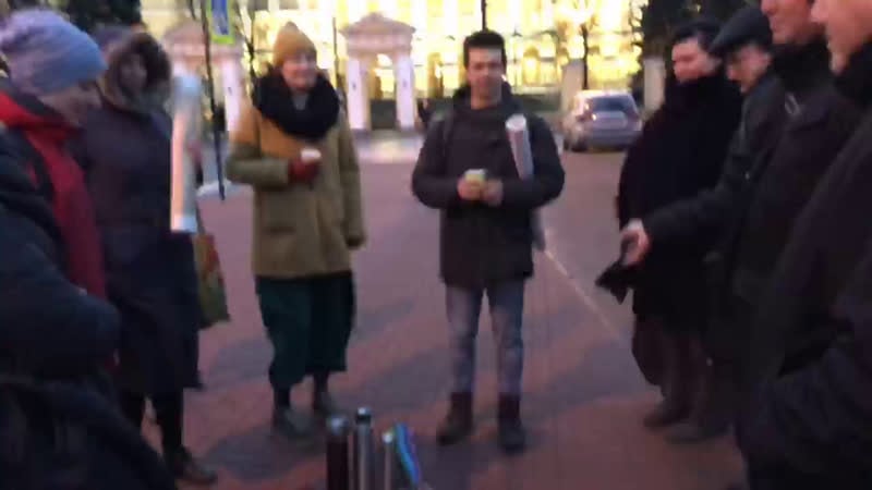 В петербурге активисты устроили чаепитие перед правительством города