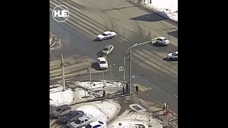 В челябинске машина вылетела с дороги и сбила женщину с коляской