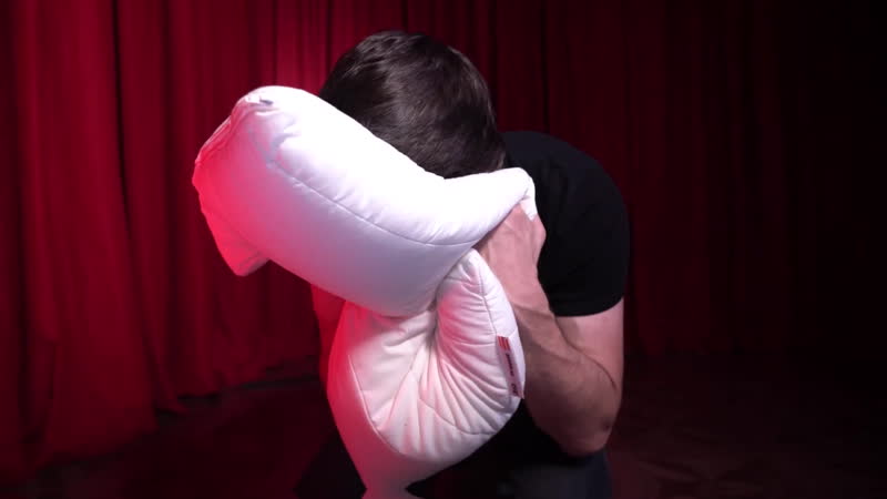 Кричит в подушку (с) badcomedian