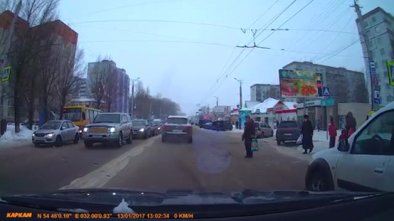 Автомобилист помог пешеходам