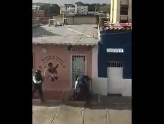 Венесуэла полицейские избивают задерженного