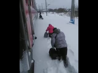 Людям приходится буквально пробираться через метровые сугробы по дороге на работу и обратно домой