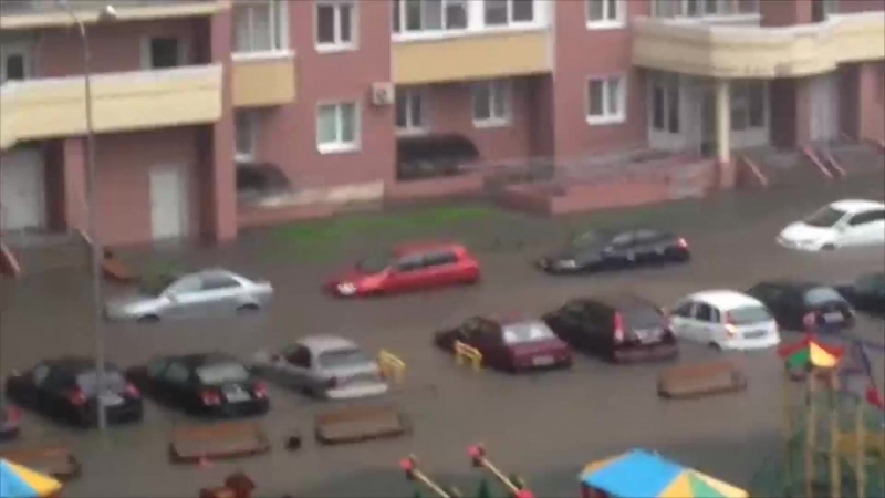 В подмосковной балашихе машины затопило по капот