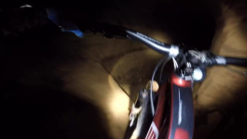 Kilian bron с другом райд в пещере