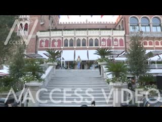 Candice swanepoel arrives at the hotel excelsior venice lido resort in venice ( 480 x 854 ) mp4