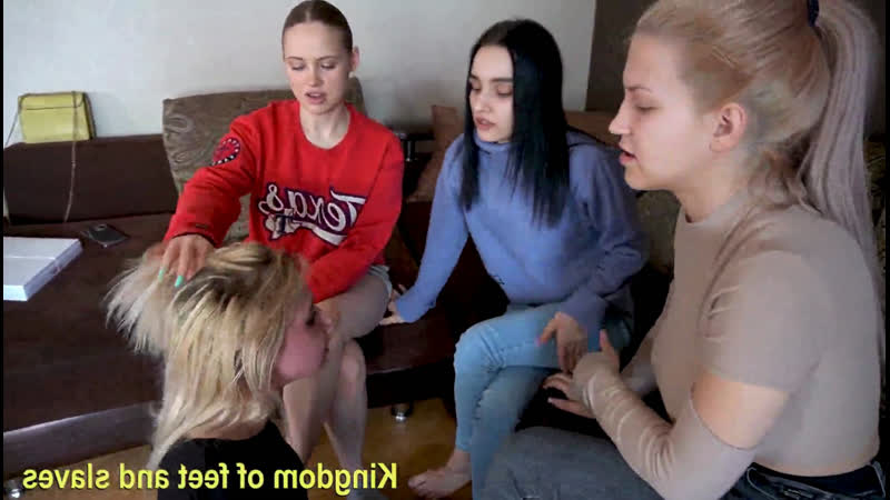 (камерой) девушки колледжа после школы раздеваются перед камерой за наличные