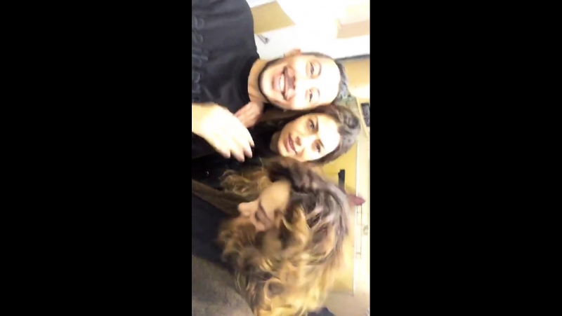 Седа бакан за кадром