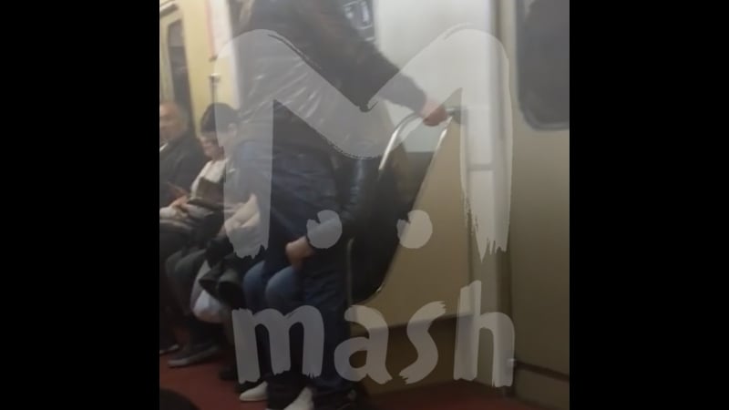 Парочка занимается чем то странным в московской подземке