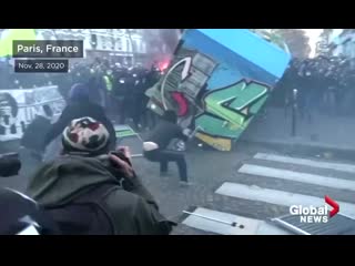 Атмосфера в париже сегодня поджоги, петарды и камни в полицию на марше против закона о глобальной безопасности баррикады стро