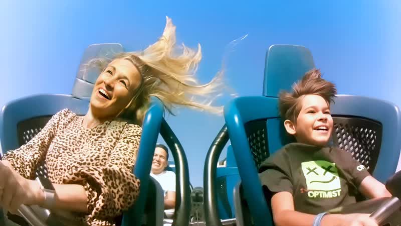 Катаемся в парке аттракционов / erik show
