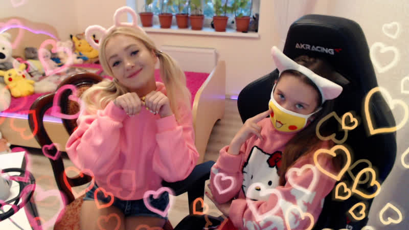 Two sisters =))) учу малую стримить)))