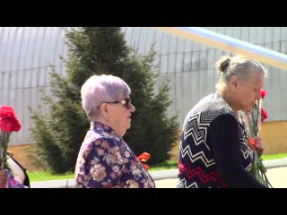 Митинг закончился возложение цветов к памятнику героям вов под песню журавли исполняет наташа и светлана 08 05 19 mvi 6505