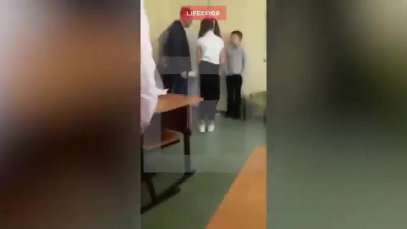 Мужик наказывает школьника, который обидел его дочь