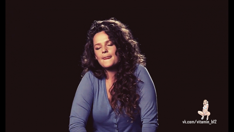 Девушки поют сидя на вибраторах