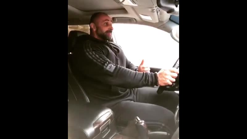 Русский качок поёт за рулём, бодибилдер роберт григорьян @