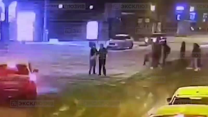 В санкт петербурге неравнодушный пешеход стал регулировать перекресток со сломанным светофором