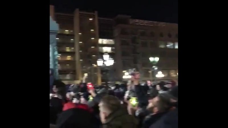 Скандируют «власть должна ответить»