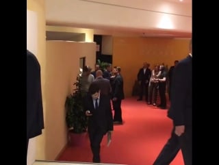 Entrée de woody allen, kristen stewart et jesse eisenberg à la conférence de presse de #cafesociety