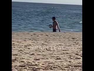 Фото профиля alexturnerweb alexturnerweb from @ rafeleal, a video of alex and louise having a beach day in rio😊